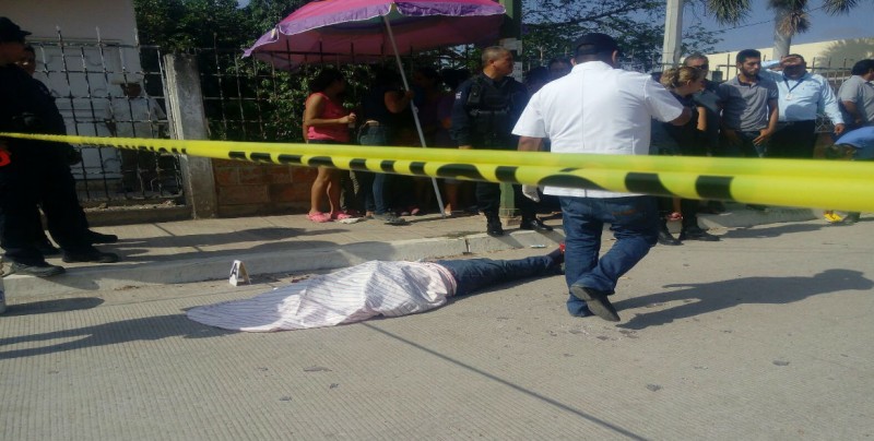 Muere motociclista al impactarse con un arbotante