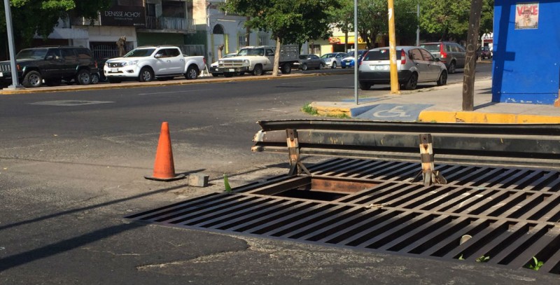 Sigue hoyo en rejilla por Riva Palacio esquina con Madero