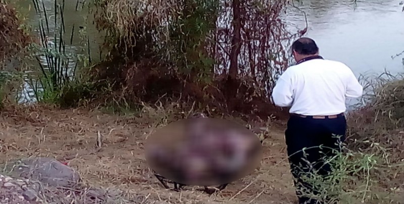 Encuentran persona asesinada flotando en el río