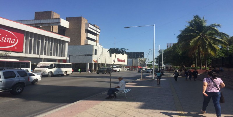 Ciudadanos con opiniones divididas por carril de contra flujo
