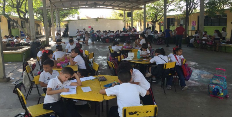 Toman clases afuera del salón, alumnos de la primaria Guadalupe Ramírez