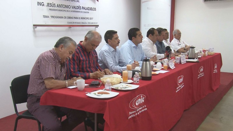 Se reúne alcalde con integrantes de CMIC