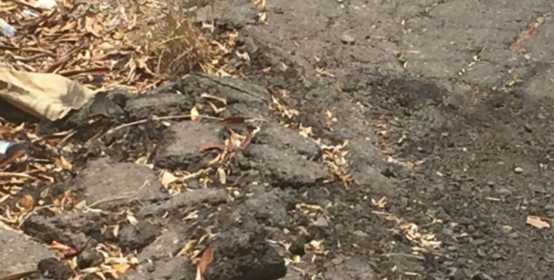 Dañado asfalto de la Paseo Humaya