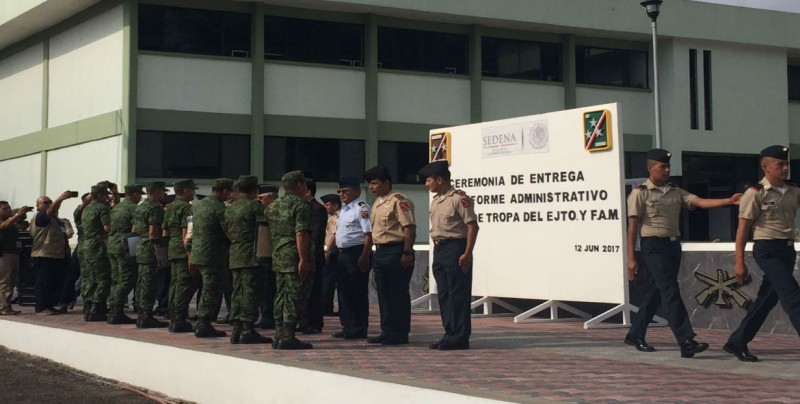 Entregan uniformes a personal Militar en Culiacán