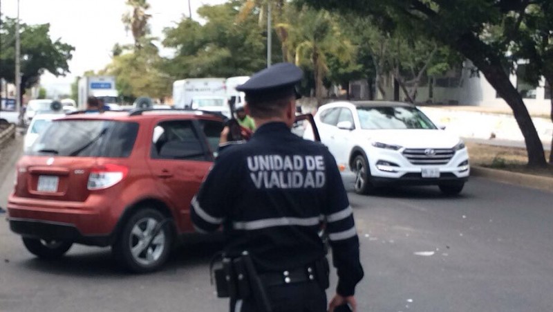 Atacan a un automovilista, huyen pero son detenidos