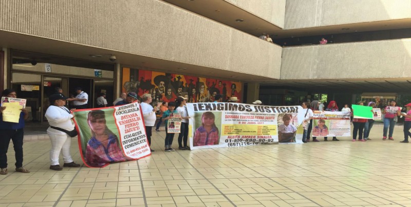 Exigen se encuentre a Dayana; familiares marchan hasta Palacio de Gobierno