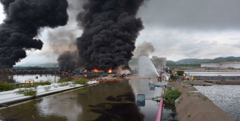 PEMEX confirma un muerto por incendio en refinería