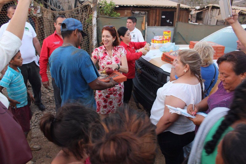 Se unen para llevar ayuda a familias tras incendio