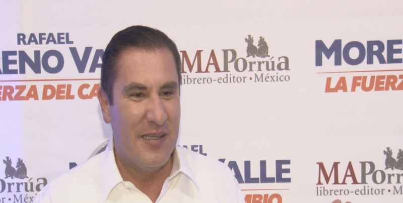 Promociona Rafael Moreno Valle su libro en Culiacán