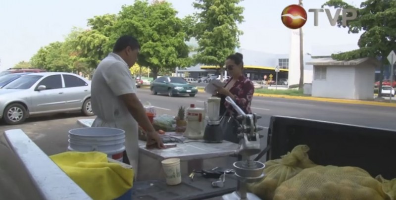 Jugos y sándwiches frescos vende don Emilio