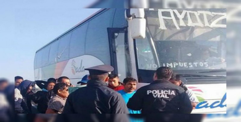 Padres de los 43 denuncian intimidación en carretera