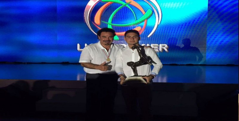 José Ángel Coronel recibe trofeo de goleador en Segunda División