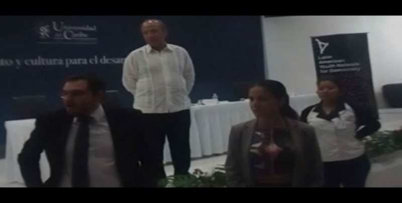 Activistas increpan a Calderón y le gritan "asesino"