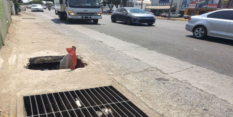 Peligroso hoyo, ubicado por una acera del Zapata