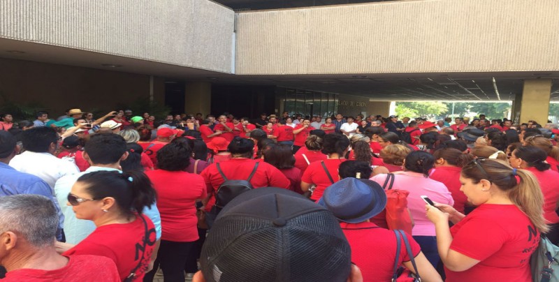 Cumple y paran labores, llegan Profesores a Palacio de Gobierno