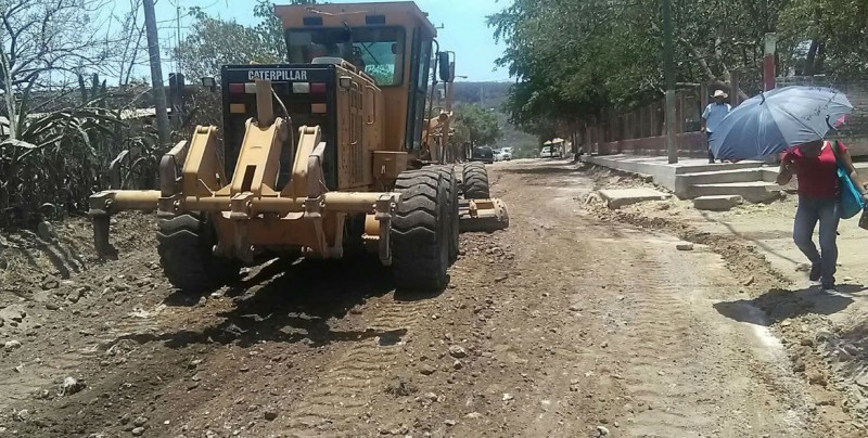 Realizan raspado de calle Mármol en Col. Campesina El Barrio