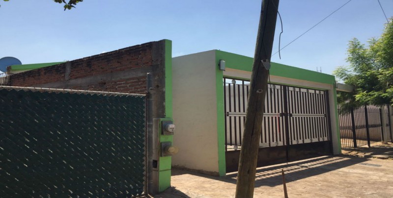 Poste inclinado ocasiona temor por próxima temporada de lluvias