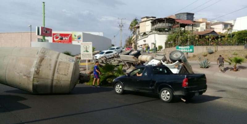 Revolvedora vuelca en plena avenida Álvaro Obregón