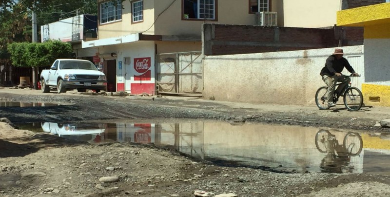 Con agua estancada, por no tener drenaje en Las Coloradas