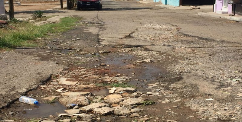 En malas condiciones se encuentra la calle Mauricio Magdaleno