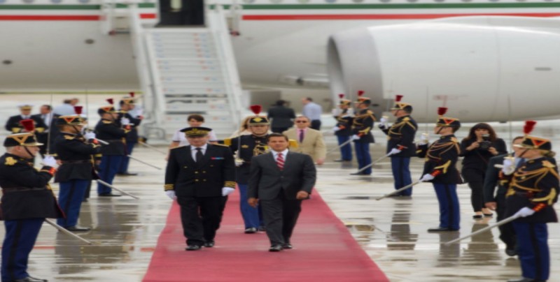 EPN arriba a París para encuentro con Emmanuel Macron