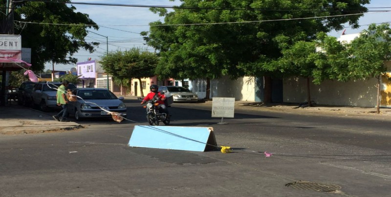 Cable de compañía telefónica obstruye el pase en la Aldama
