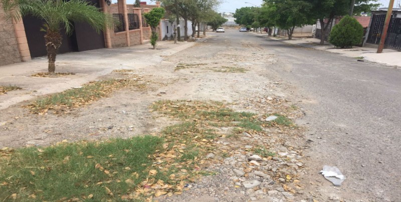 En arroyo se convierte calle en Prados del Sol