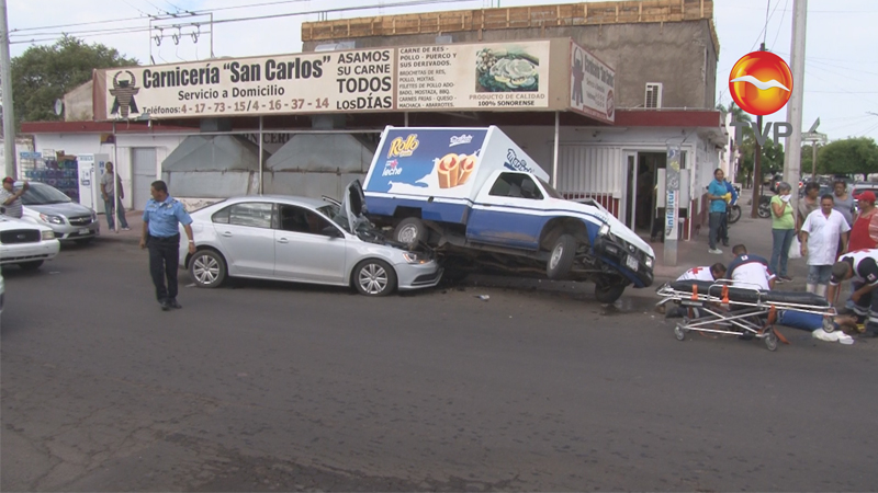 Vehículo se impactó contra auto estacionado