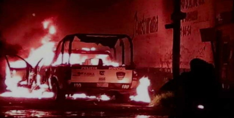 Queman patrulla tras no poder linchar a ladrón