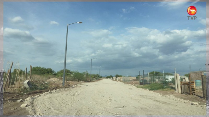 Rehabilitan caminos y calles rurales