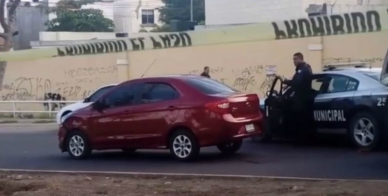Tras robar automóvil se enfrenta a policías y muere