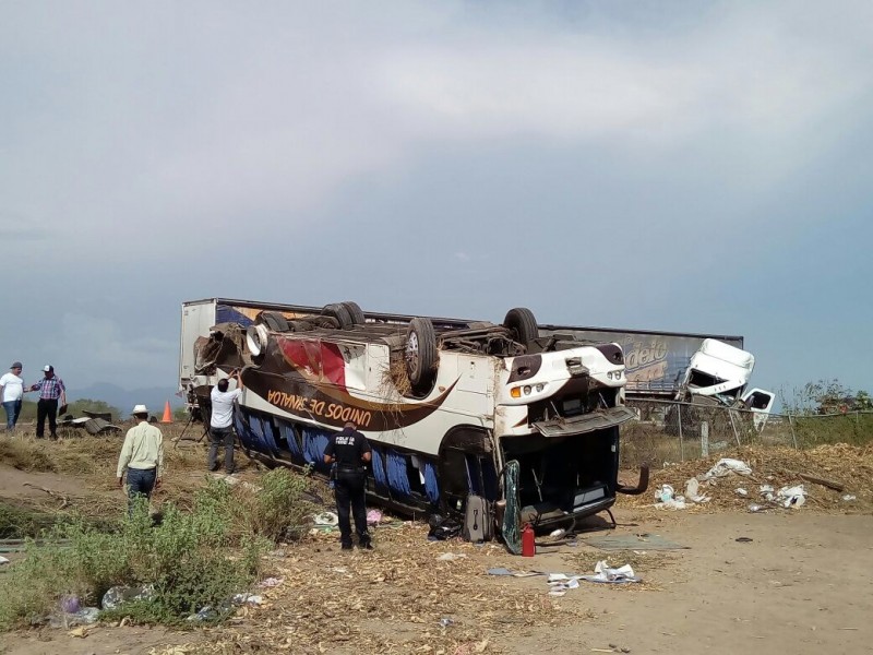 Camionazo en la maxipista Mazatlán Culiacán