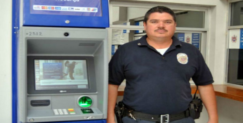 Policía Municipal halla 6 mil pesos en cajero automático y los regresa