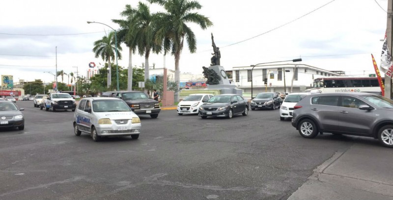Semáforo fuera de servicio en Francisco I.  Madero y Nicolás Bravo