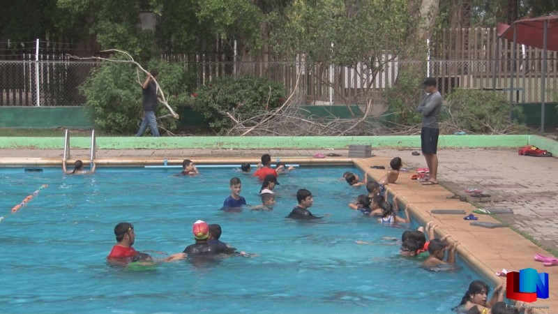 Disfrutan menores campamento de verano