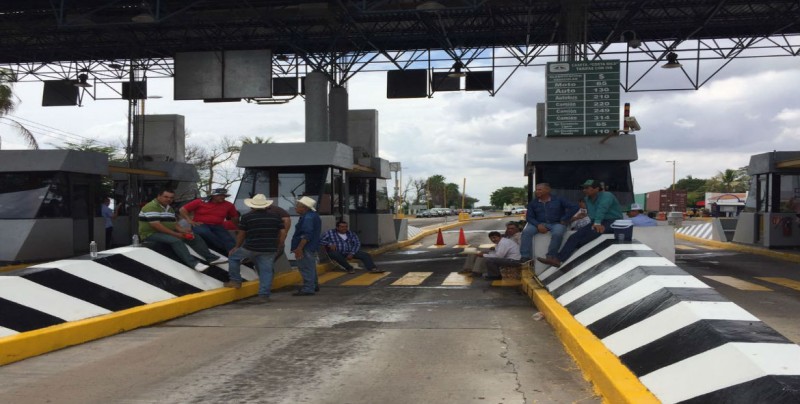 Toman casetas de peaje, en protesta por el nuevo incumplimiento de Hacienda