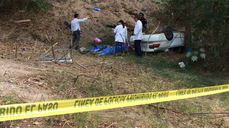 Mueren dos mujeres en accidente automovilístico