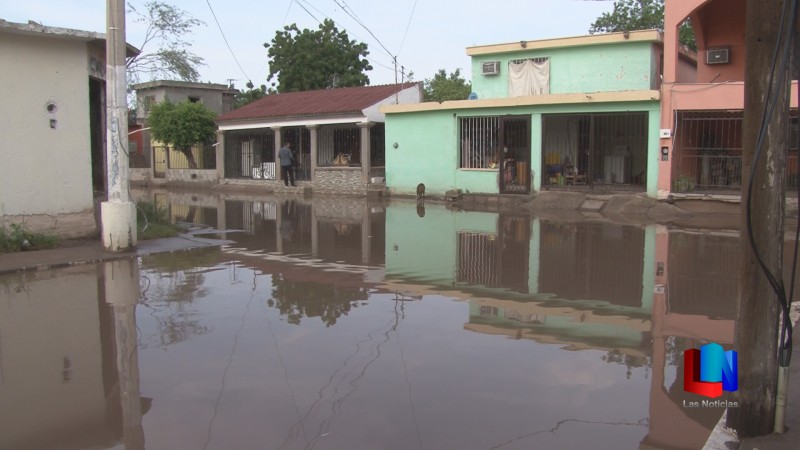 Vecinos batallan para salir de sus hogares