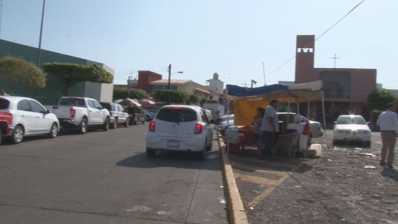 Se quejan por prohibición para estacionarse en calles cercanas al IMSS