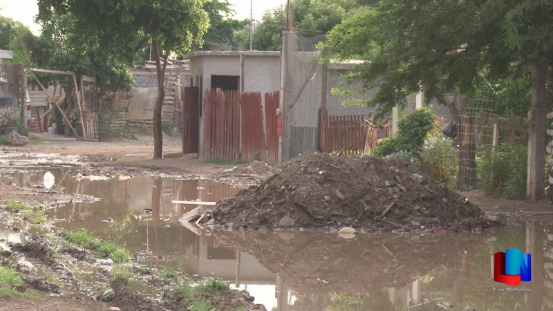 Piden les arreglen calle inundada
