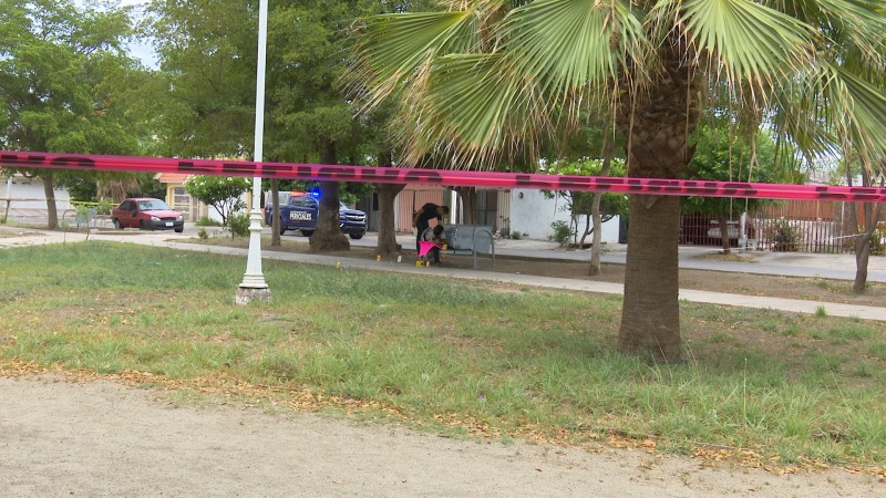 Localizan persona sin vida en la banca de un parque