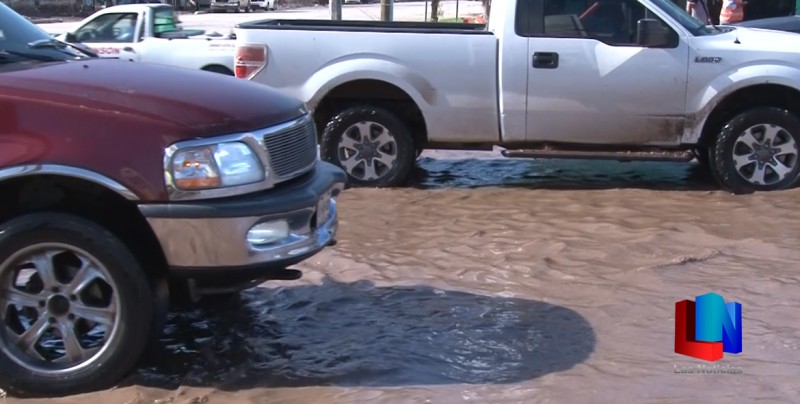Charco de agua molesta a automovilistas