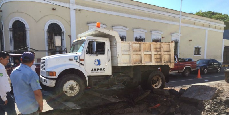 Fuga de agua, provoca socavón en Áquiles Serdán