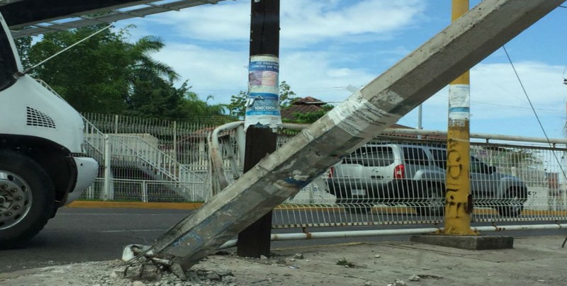 Peligro, poste de la CFE a punto de derrumbarse