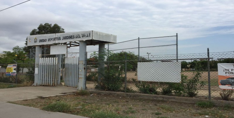 En el olvido, la Unidad Deportiva en Jardines Del Valle