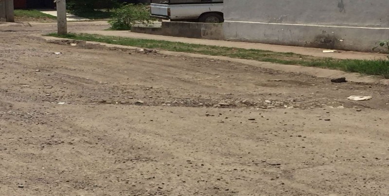 En malas condiciones calle principal en Fraccionamiento Los Lirios