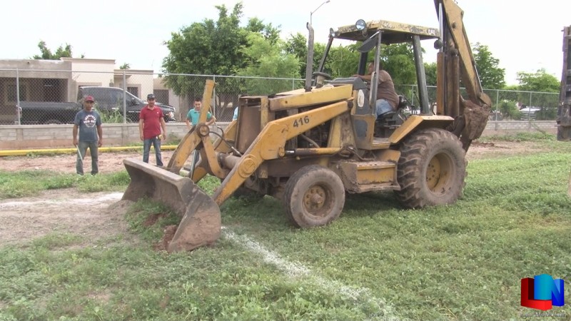 Construyen cancha en Primaria