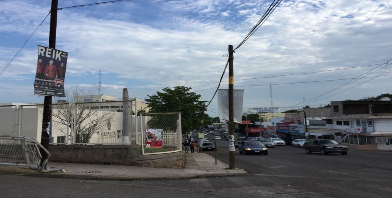 Retiran poste que estaba suspendido por cables y base destrozada