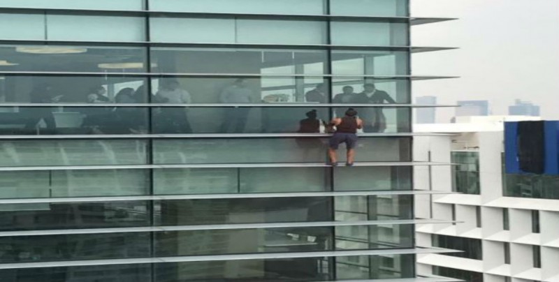 Un hombre escala un edificio en la colonia Polanco