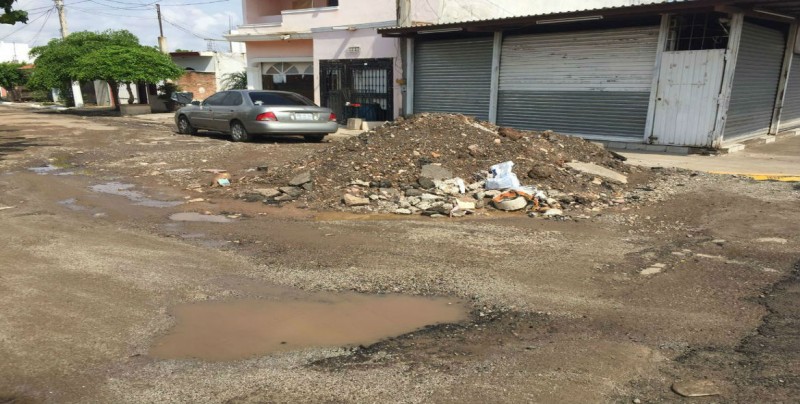 Piden que retiren tierra que dejaron tras obra en vialidad